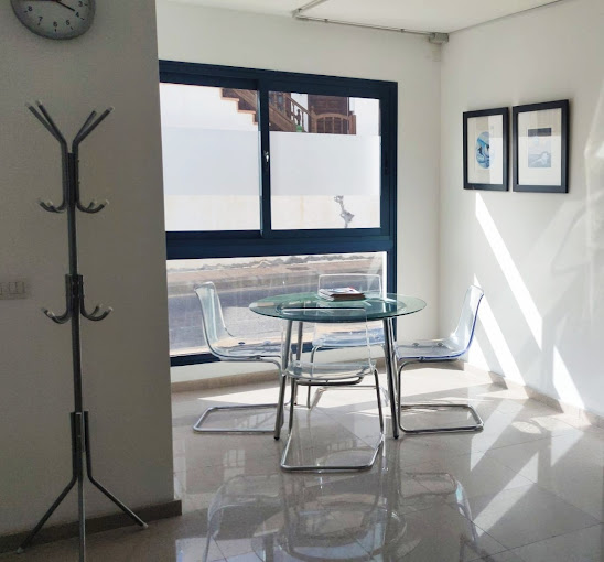 una oficina dentro del despacho de abogados SUMMUM Abogados Lanzarote con vistas al mar de la isla