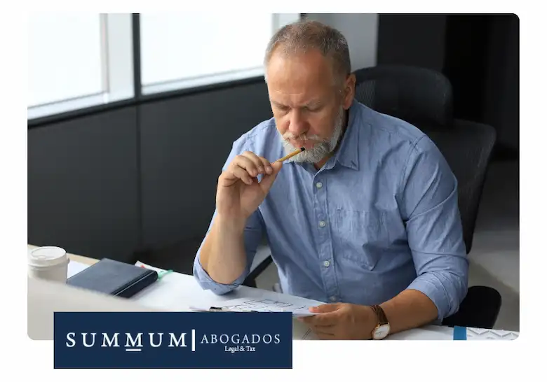 miembro del equipo de SUMMUM Abogados Lanzarote revisando la Normativa de Vivienda Vacacional en Canarias