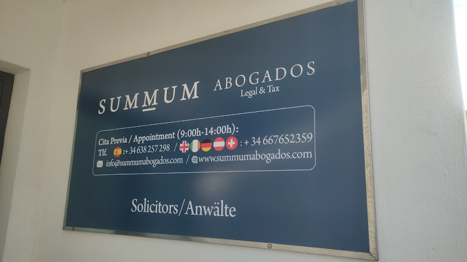 cartel corporativo de SUMMUM Abogados Lanzarote en la fachada del despacho